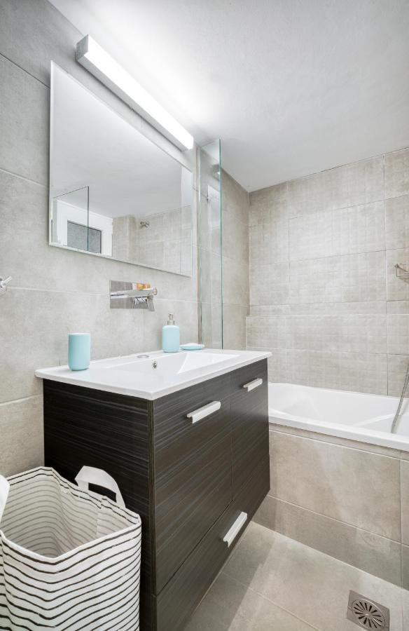 Delightful Stylish Two Bedroom Condo In Hip Area Of Central Athena Bagian luar foto